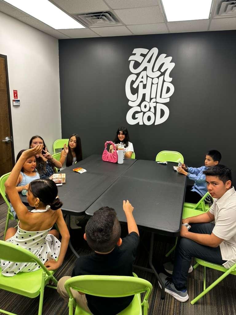Niños aprendiendo sobre la fe en la escuela dominical