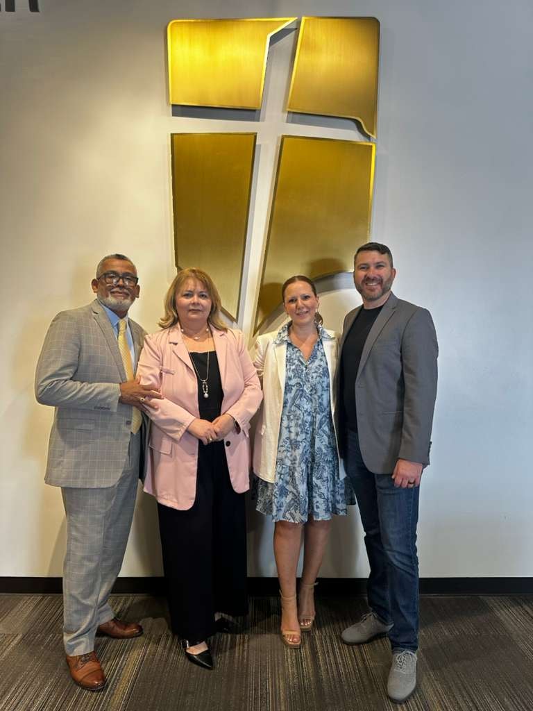 Familias de la iglesia celebrando juntas