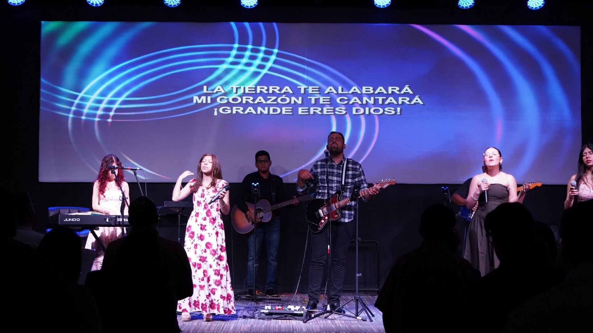 Equipo de alabanza de Iglesia Vida Plena ministrando