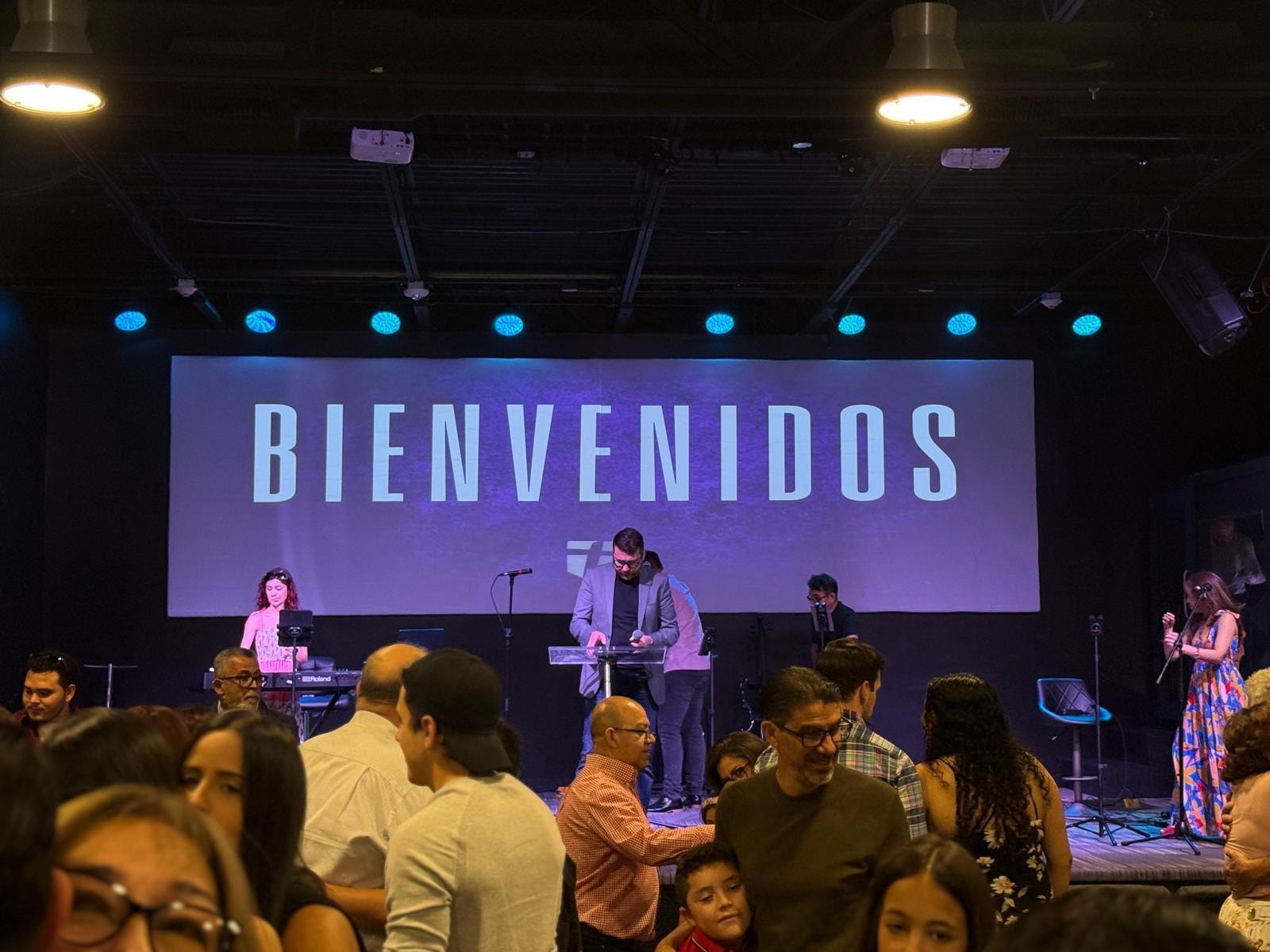 Voluntarios de la iglesia sirviendo a la comunidad