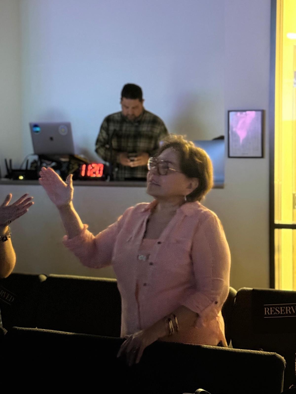 Grupo de oración intercediendo juntos en la iglesia