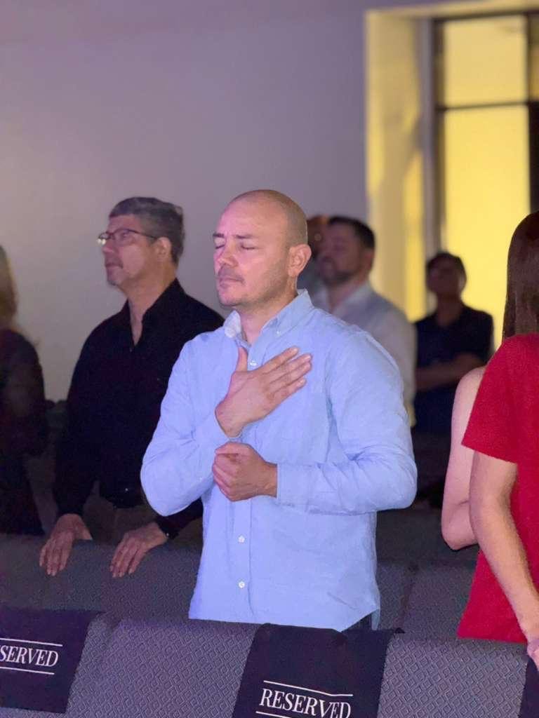 Momento de oración y devoción en el altar de la iglesia