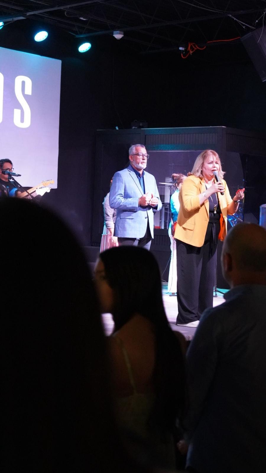 Pastor predicando la Palabra de Dios a la congregación