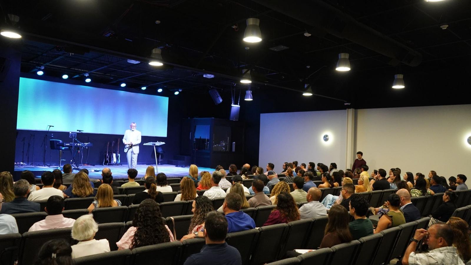 Servicio de culto dominical en Iglesia Vida Plena